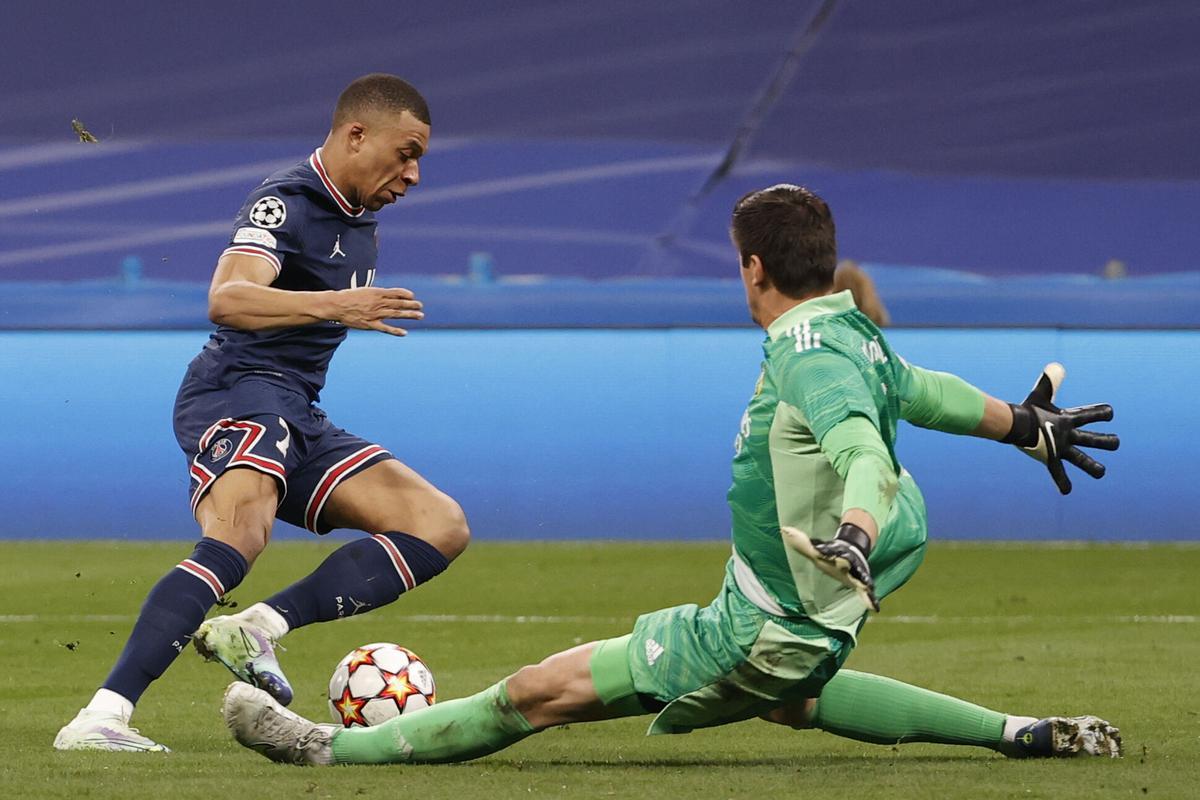 El delantero del PSG, Kylian Mbappé (i), intenta superar a Thibaut Courtois.