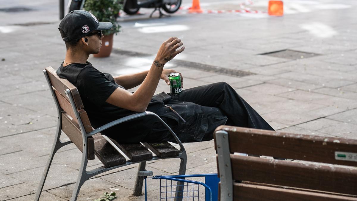 Un joven consume alcohol en la calle, una prohibición que se incumple tanto o más que la ’ley seca’ de Estados Unidos.