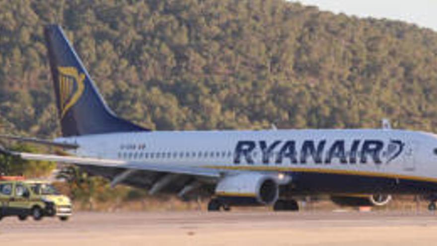 Un avión de Ryanair en el aeropuerto de Ibiza.