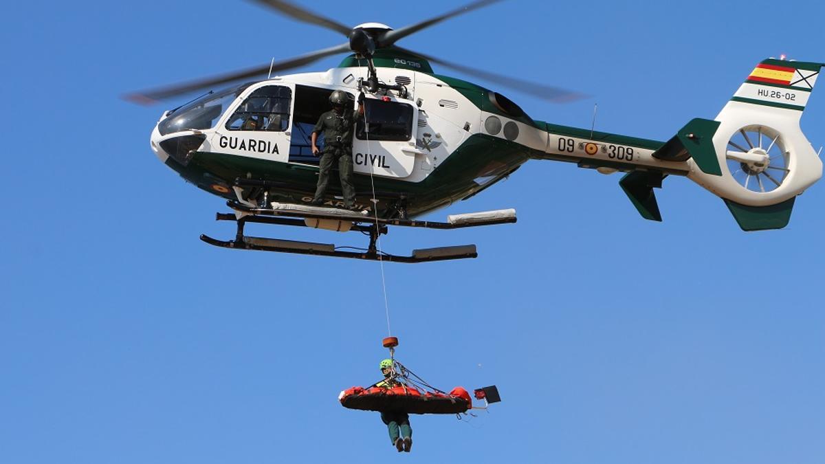 El helicóptero de la Guardia Civil, durante un simulacro de evacuación de un herido.