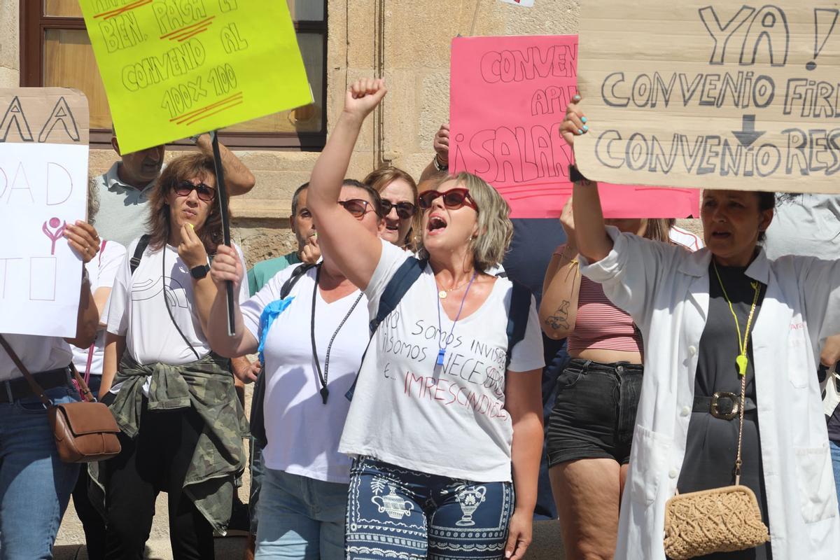 Trabajadoras de ayuda a domicilio de Zamora denuncian impagos de Aralia Trabajadoras de ayuda a domicilio de Zamora denuncian impagos de Aralia