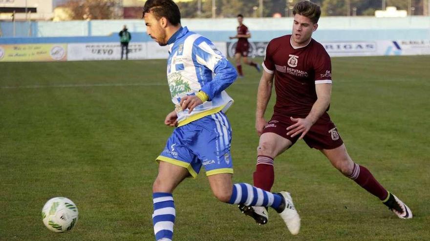 Barco, autor del primer gol ayer en Aranda de Duero, persigue el balón ante la oposición de un jugador rival. // Área 11