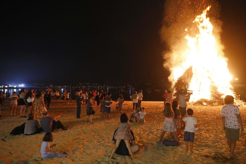 Cientos de personas acuden un año más al arenal de Nigrán para celebrar el inicio del verano entre fuego y diversión.