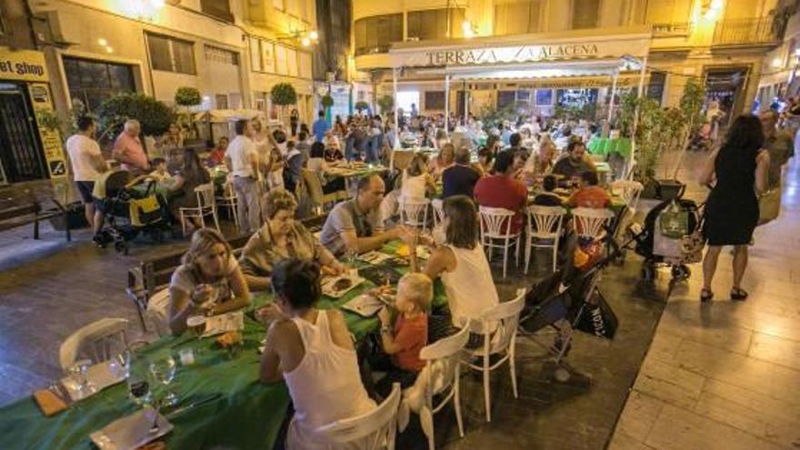 Una terraza llena de gente por la noche, durante la Roà del año pasado en Elche.