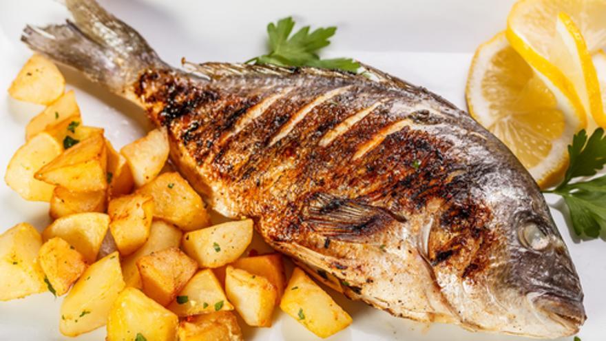 Pescado al horno con patatas a lo pobre