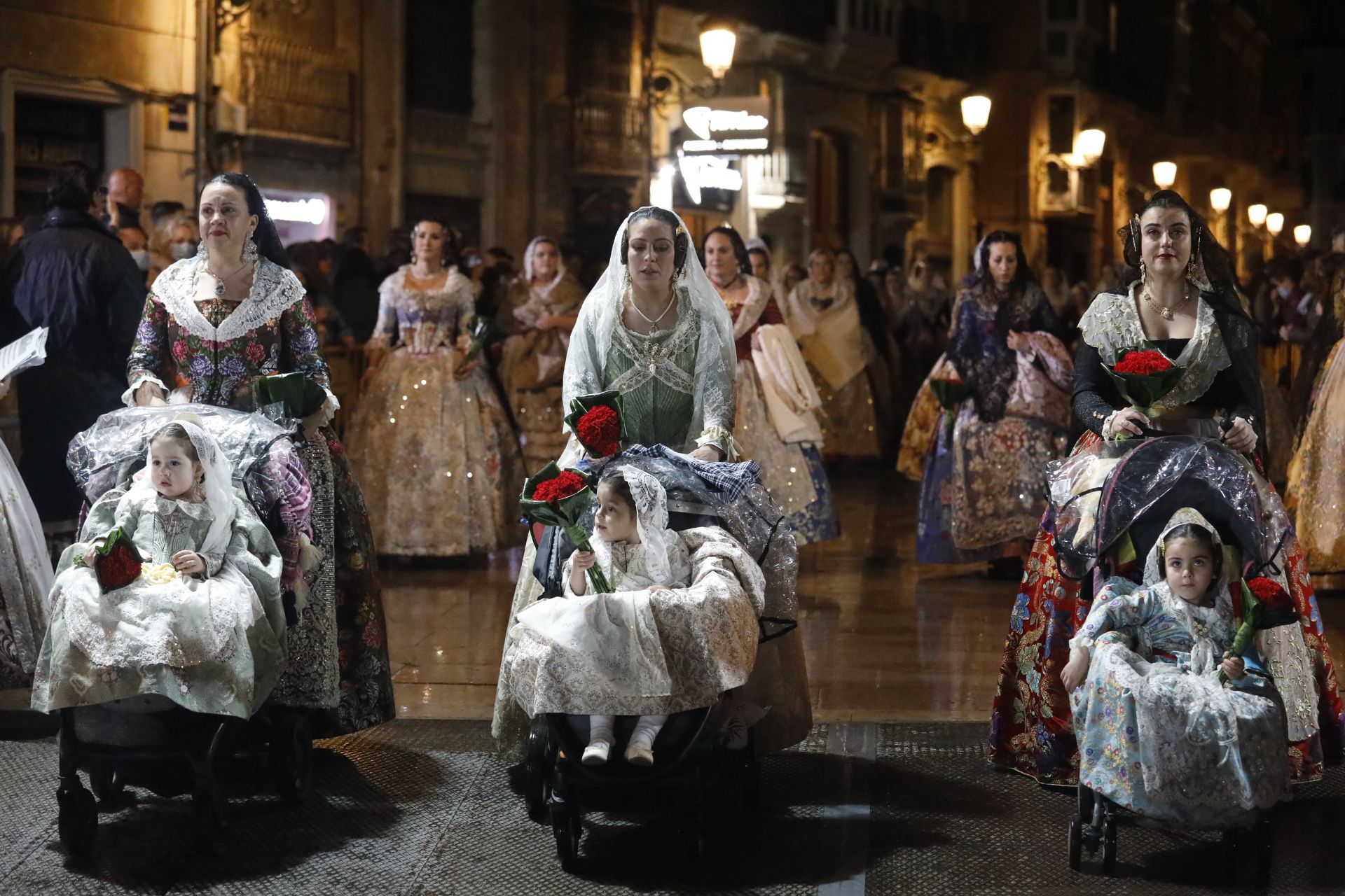 Búscate en el primer día de ofrenda por la calle Quart (entre las 22:00 a las 23:00 horas)