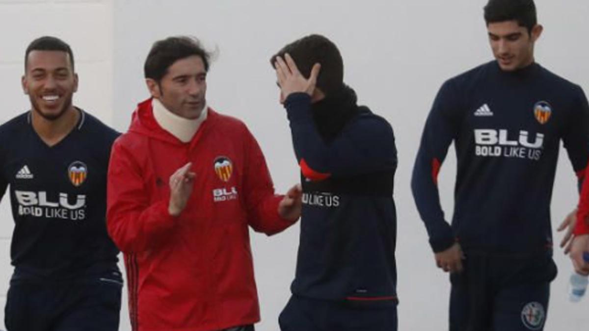 Marcelino, con collarín durante un entrenamiento