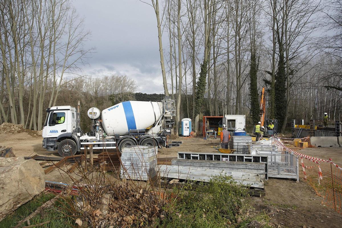 Màquines treballant en la construcció del pont, a Bescanó.