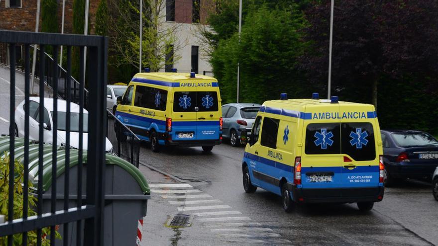 Ambulancia entran en la residencia de Aldán para trasladar a los usuarios no contagiados // Gonzalo Núñez