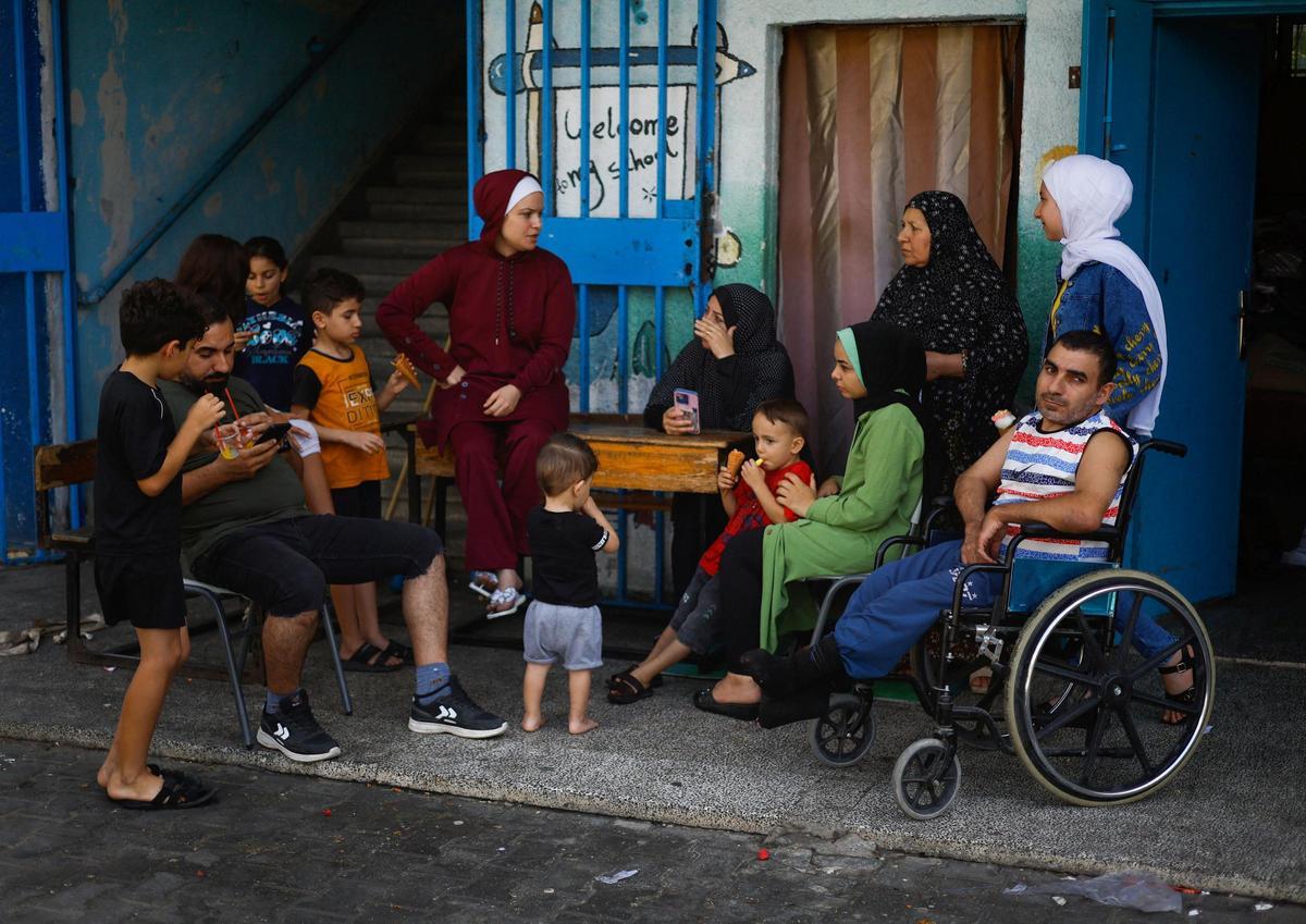 Palestinos que han tenido que abandonar sus hogares en medio de los ataques aéreos israelís se refugian en una escuela de las Naciones Unidas, en Gaza