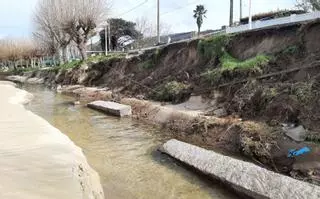 El temporal desvía el cauce de un río de Agrelo y deja en el aire parte del paseo