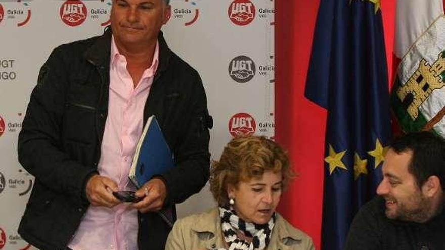 Juste (i.), con otros miembros de la ejecutiva de UGT-Vigo.  // J. de Arcos