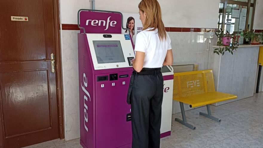 Una clienta usa uno de los puntos de atención en remoto de Renfe. | Renfe