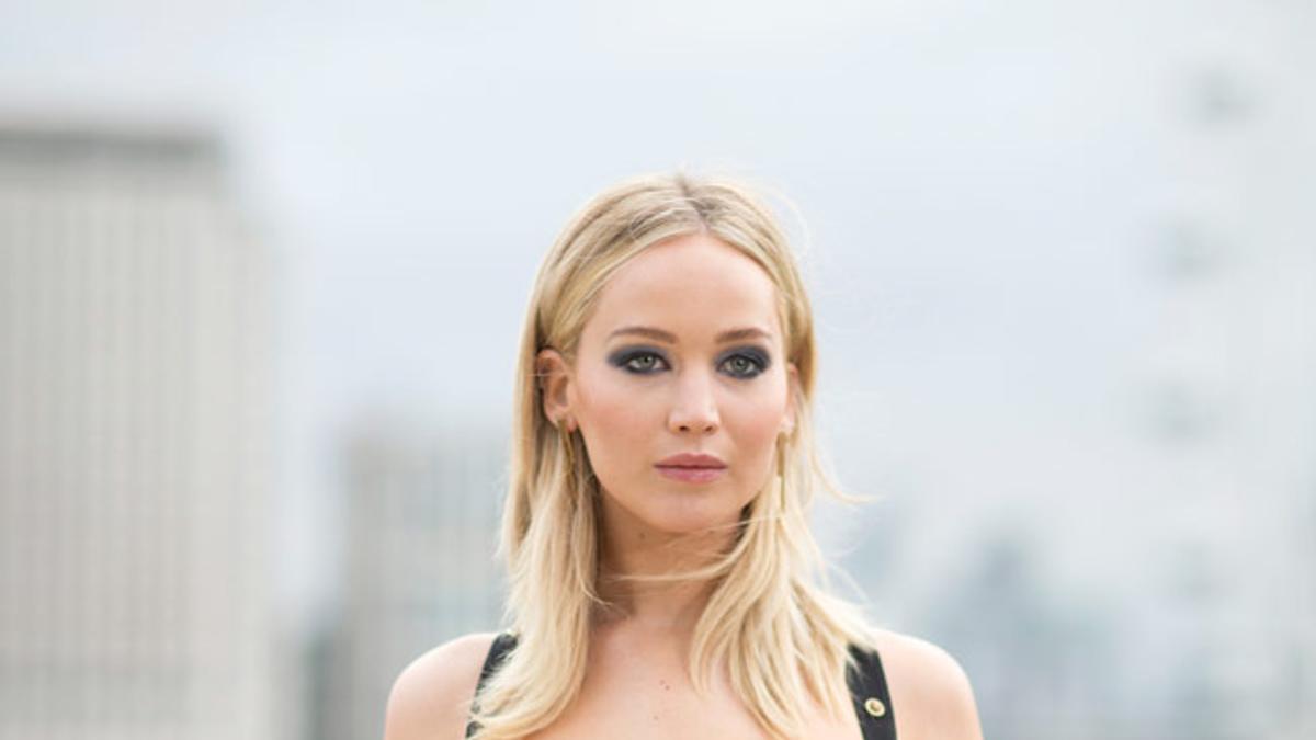 Jennifer Lawrence con vestido Versace de la colección pre-fall 2018 en la promoción de 'Gorrión Rojo' en Londres