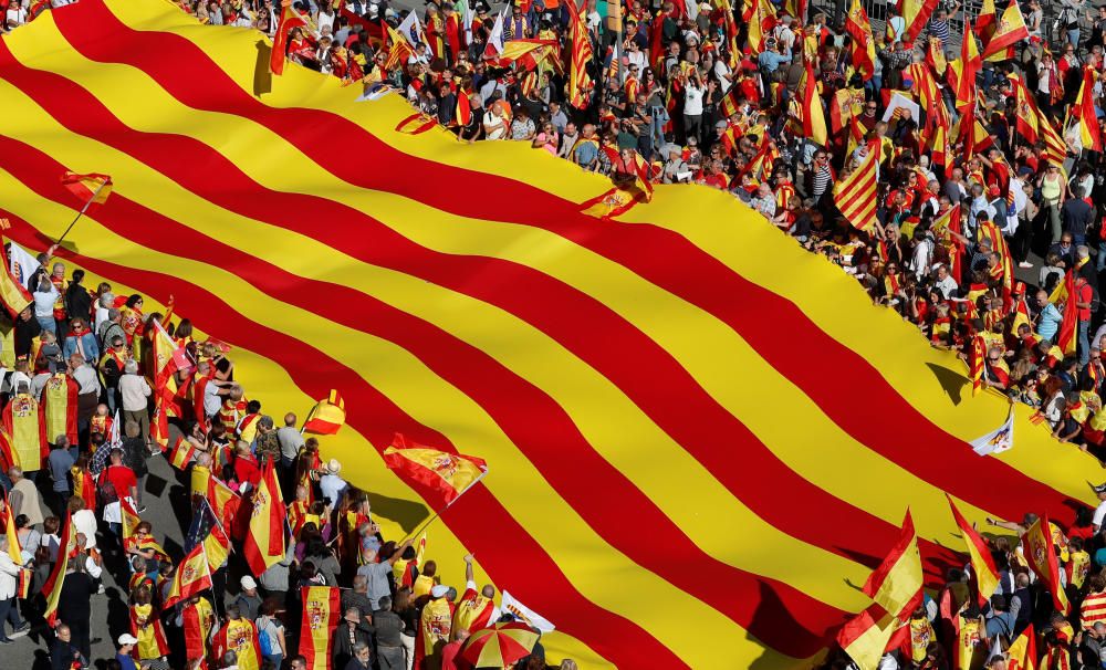 Milers de persones es manifesten a favor de la unitat d'Espanya a Barcelona