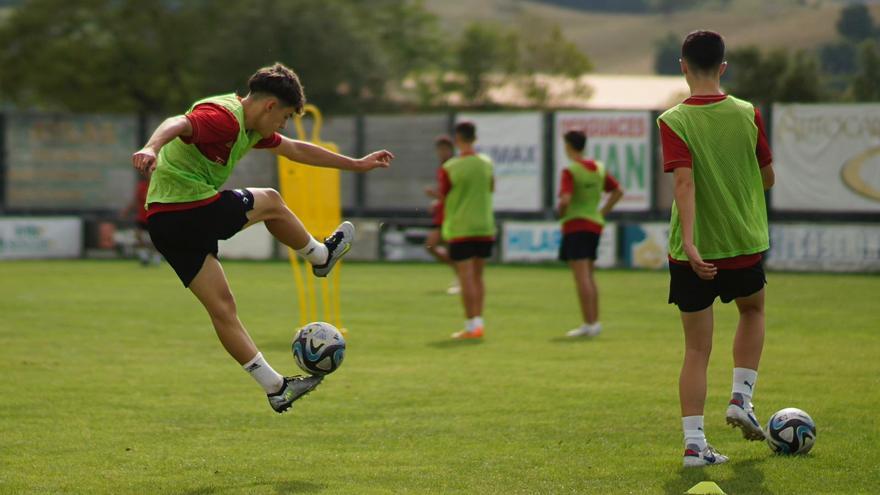 La cantera del fútbol profesional entrena en Villaviciosa: así es el campus de Marcelino García Toral