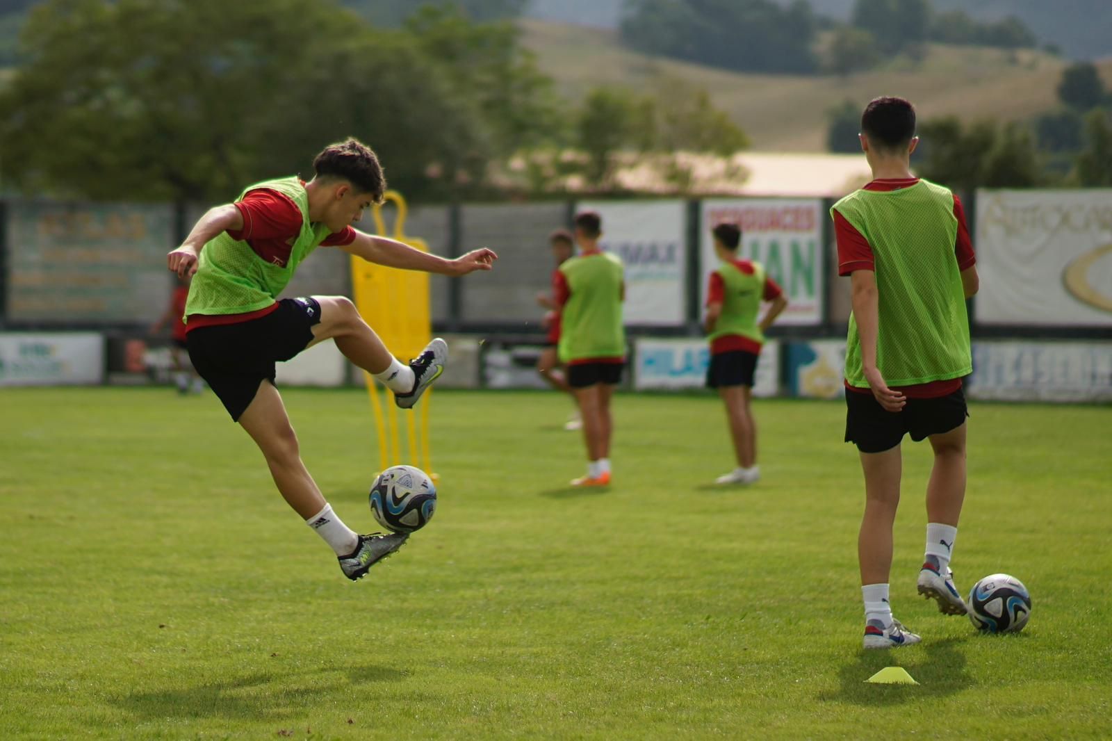 La cantera del fútbol profesional entrena en Villaviciosa: así es el campus de Marcelino García Toral