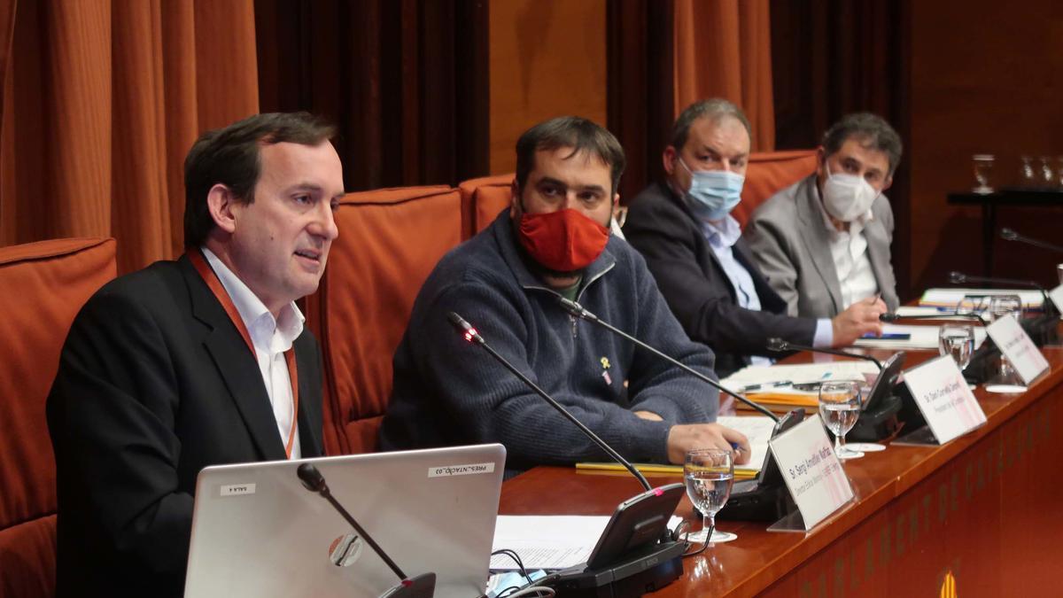 El director d&#039;Eòlica Marina-Sener Energy, Sergi Ametller -a l&#039;esquerra- durant la compareixença al Parlament.