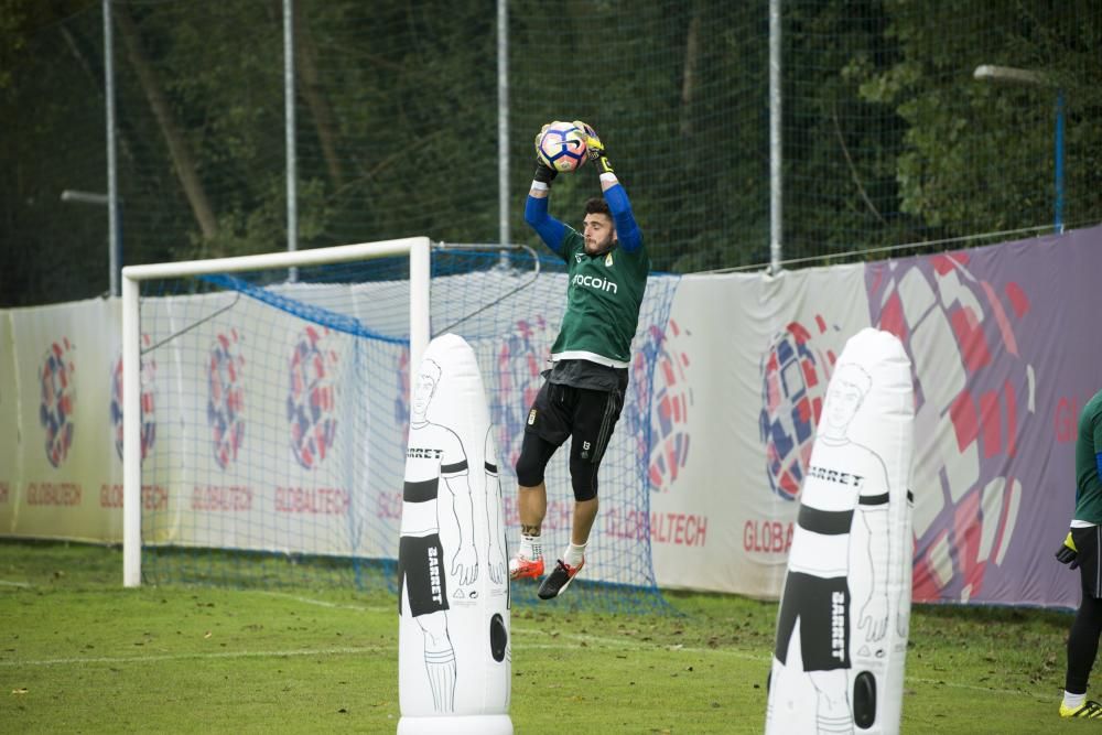 Entrenamiento del Real Oviedo con la visita del boxeador Aitor Nieto