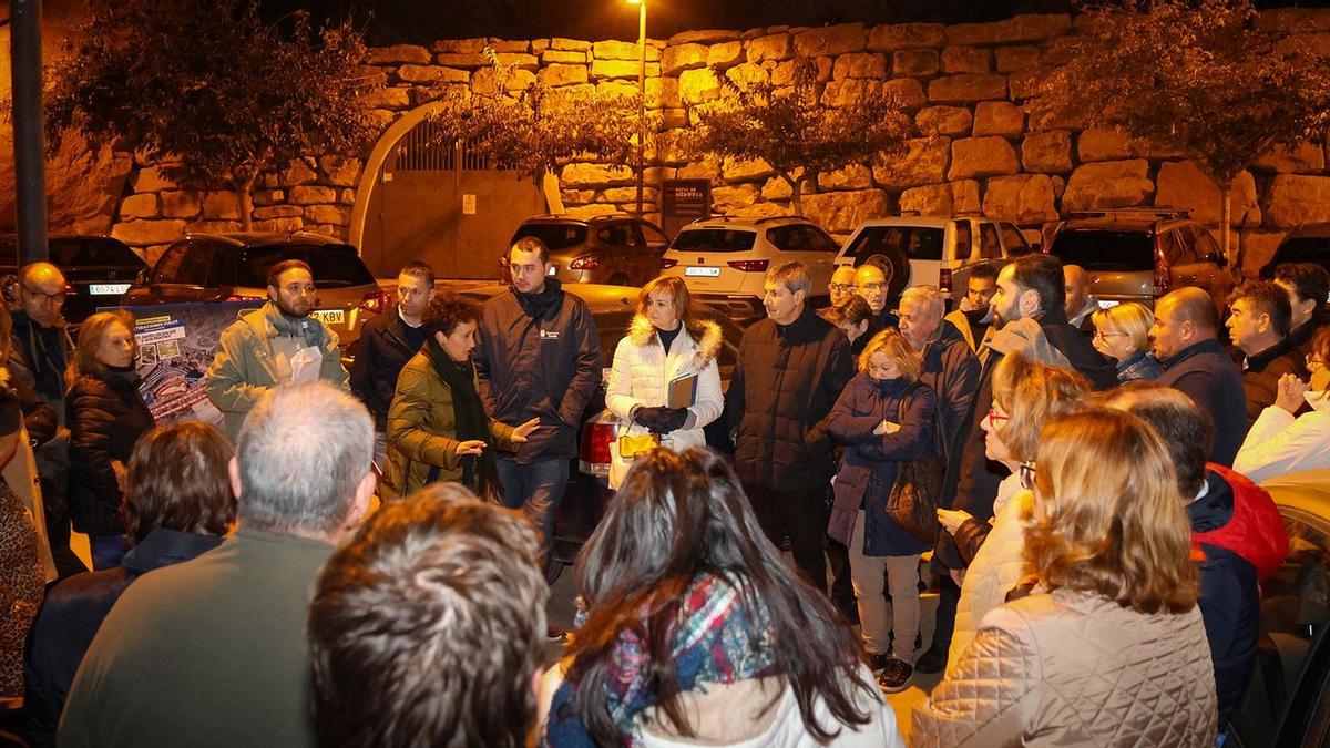 La alcaldesa de Onda, Carmina Ballester, ha explicado a los vecinos del Portal de València las principales acciones del proyecto.