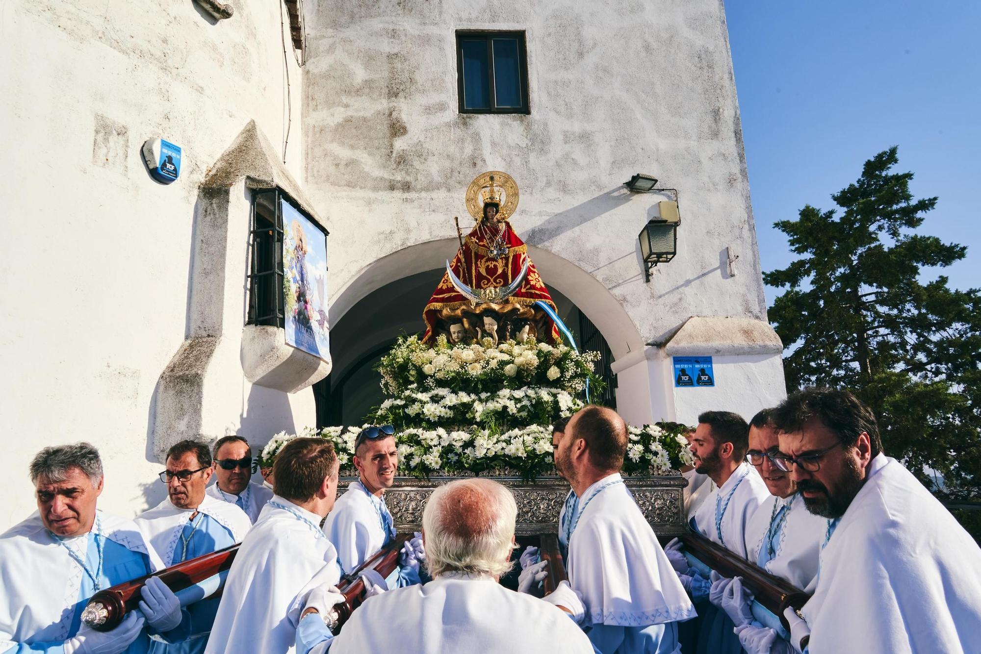 La patrona de Cáceres abre su Año Jubilar con cientos de devotos en el santuario