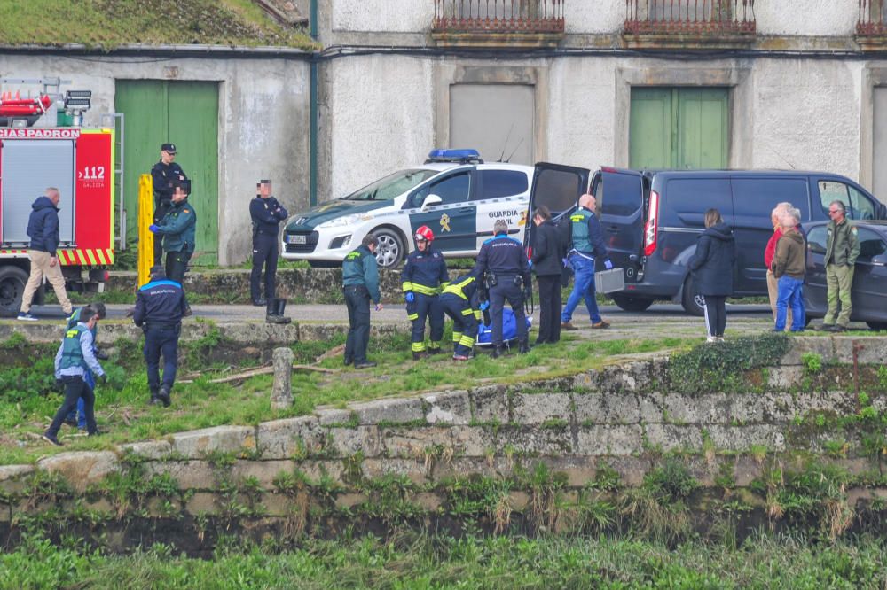 Los servicios de emergencia trasladan el cadáver.