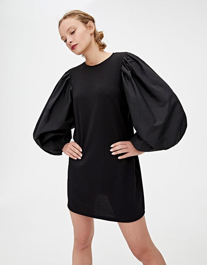 Vestido negro manga abullonada, de Pull & Bear