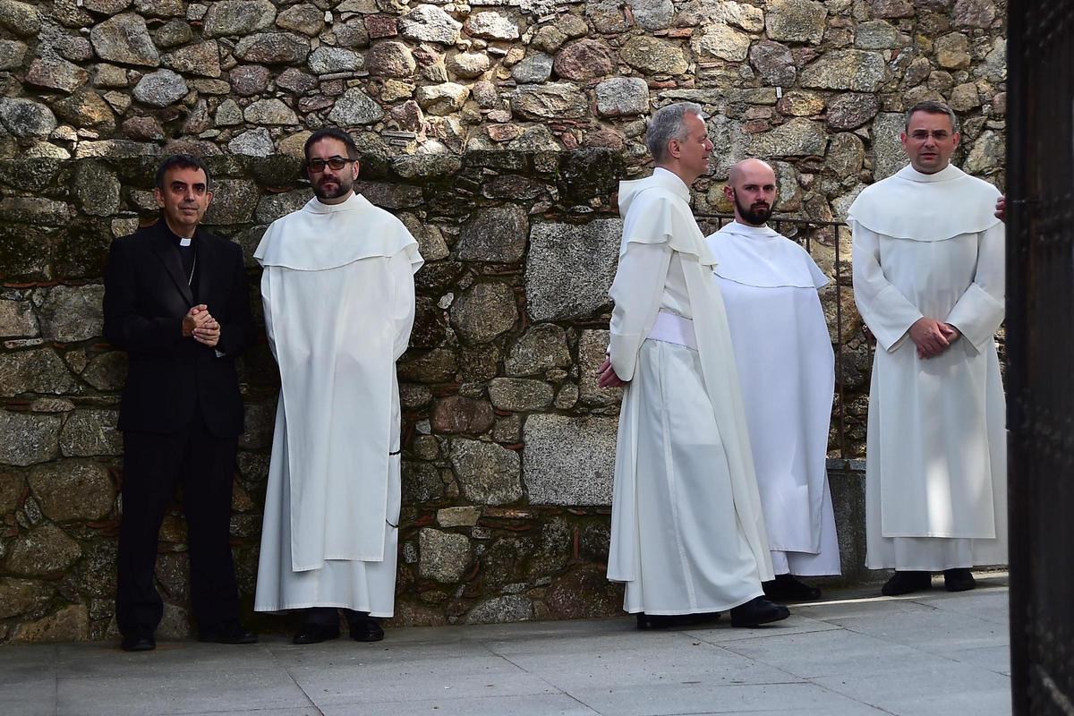 El obispo de la diócesis de Plasencia, junto a frailes del monasterio de Yuste.
