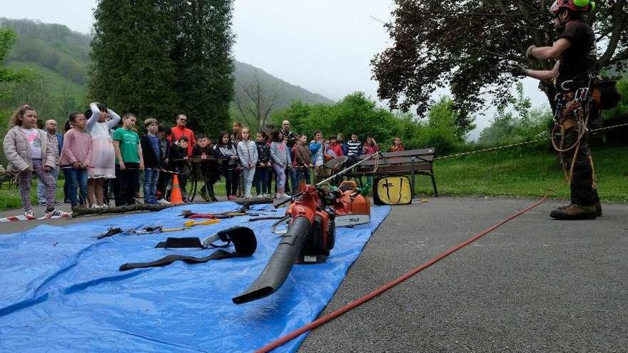 Un bombero muestra a un grupo de escolares algunas de las herramientas que utilizan contra el fuego.