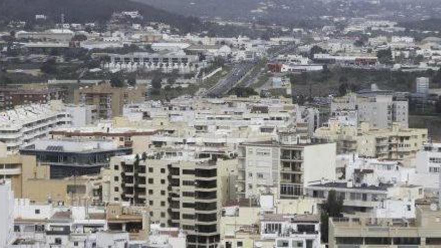 Vista aérea de bloques de viviendas en la ciudad de Ibiza.