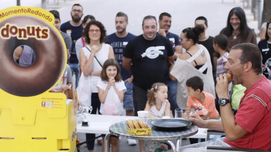 Primer concurs de «menjadonuts» a Salt