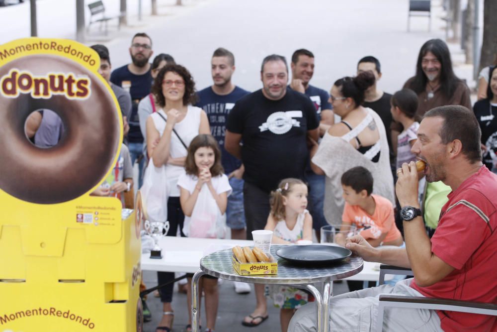 Primer concurs de menjar donuts a Salt