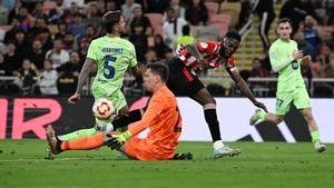 Inaki Williams frente a Wojciech Szczesny en un lance de la semifinal.