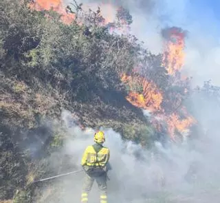 Vuelve a arder La Mortera, en Valdés, un año después del gran incendio