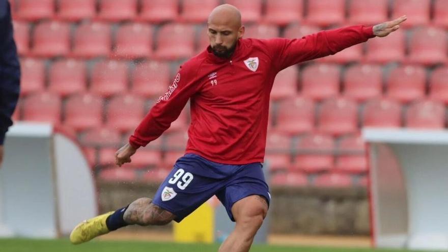 Rafael Martins golpea el balón en un entrenamiento con el Santa Clara