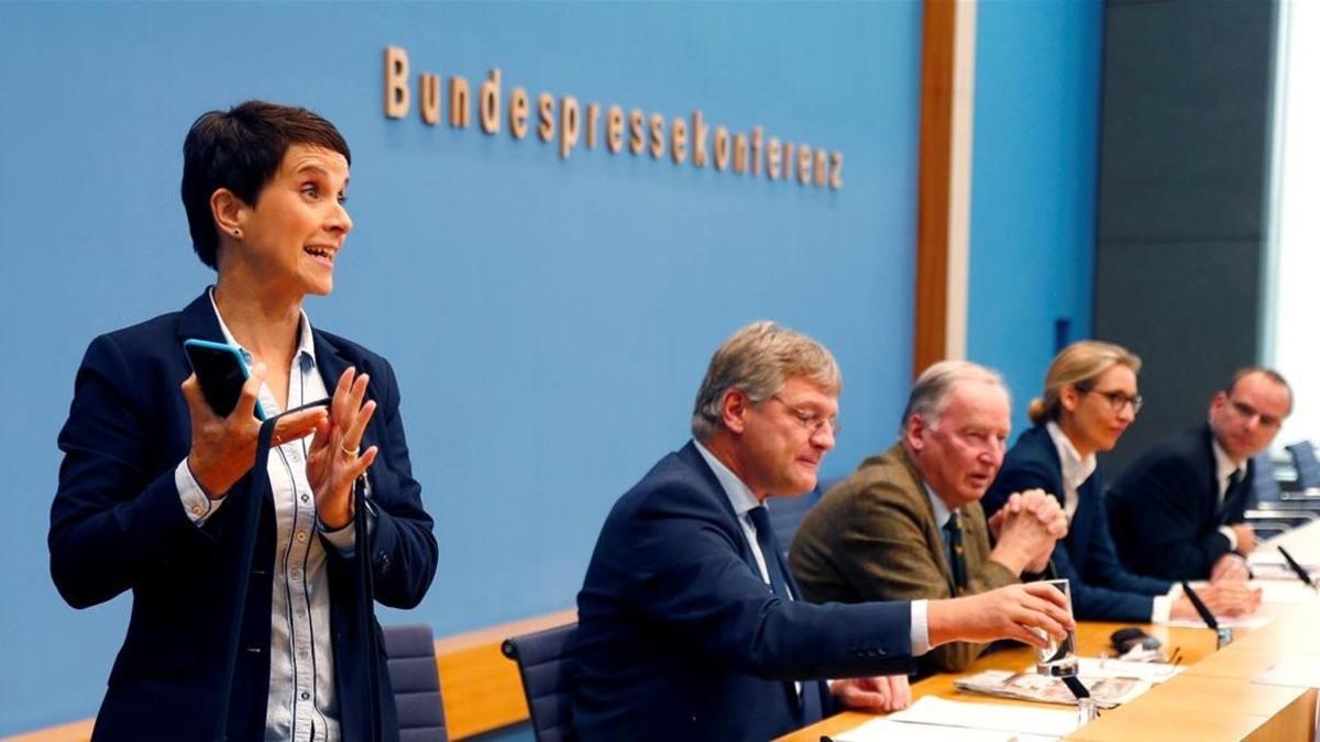 La copresidenta de Alternativa para Alemania (AfD), Frauke Petry, abandona el partido.