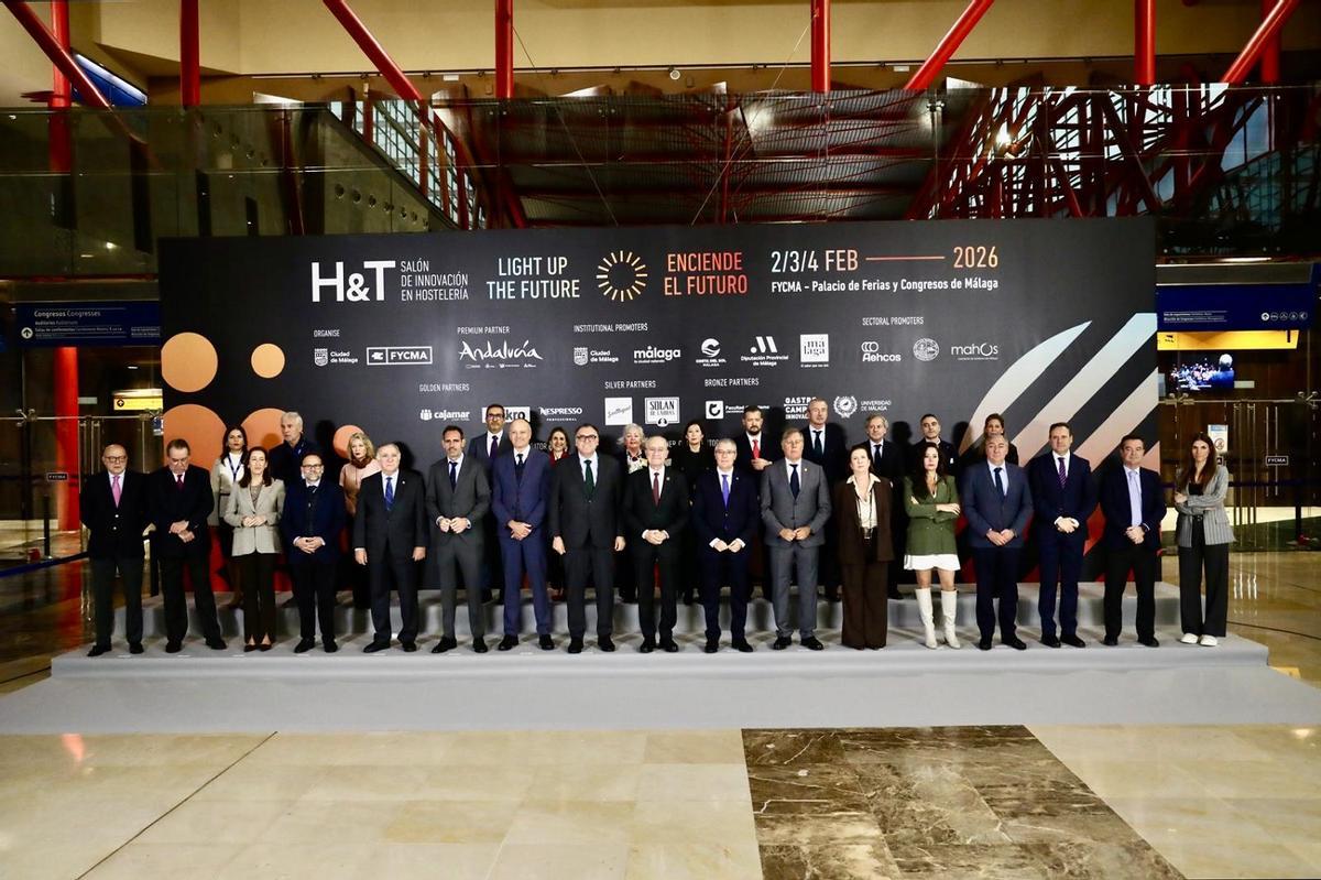 La foto de familia de la jornada inaugural de la 28 edición de H&amp;T, Salón de Innovación en Hostelería, que se celebra en el Palacio de Ferias de Málaga del 2 al 4 de febrero
