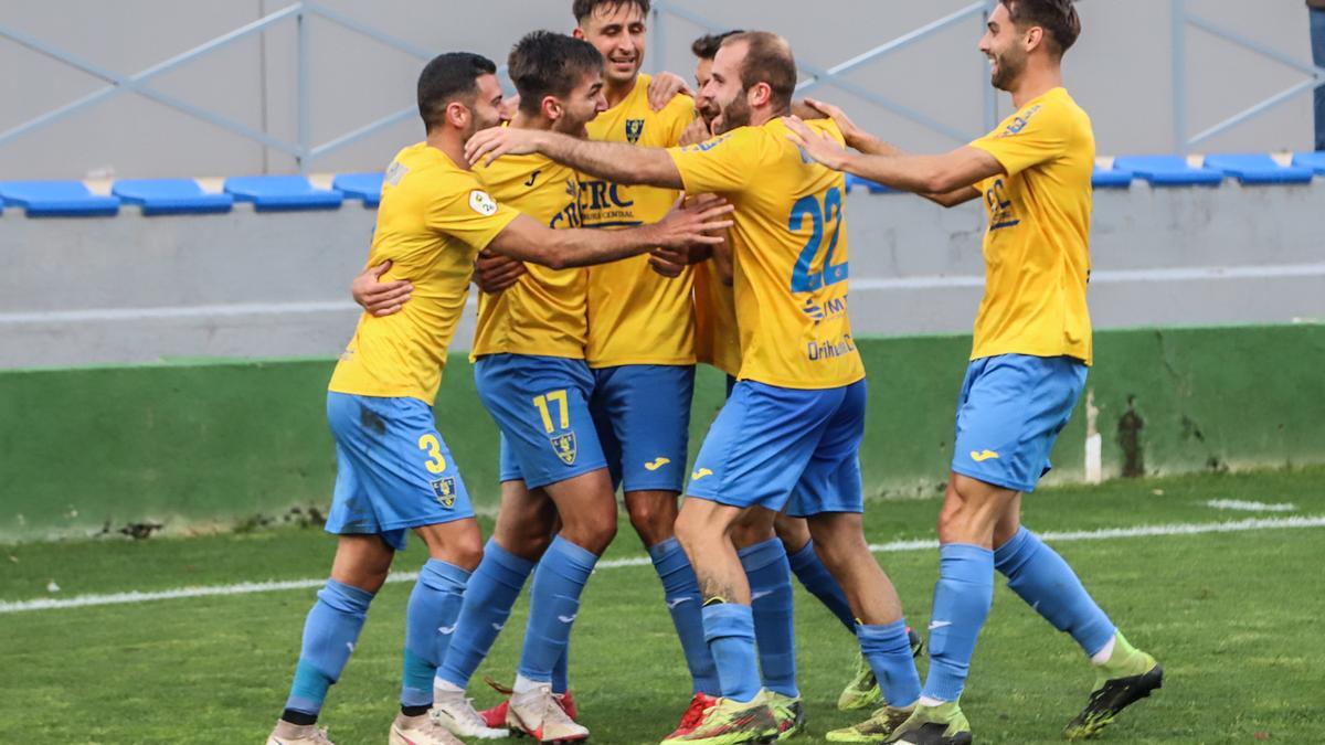 Jugadores del Orihuela CF celebran un gol en Los Arcos