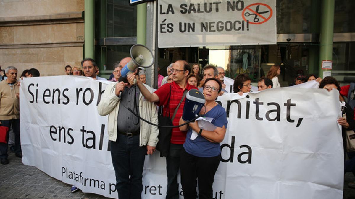 Un momento de la protesta ante el Hospital Clínic.