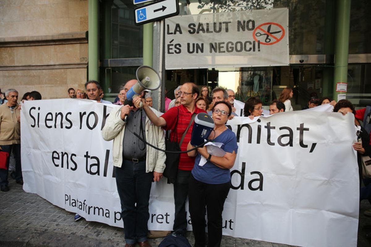 Un moment de la protesta davant de l’Hospital Clínic.