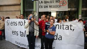 Un moment de la protesta davant de l’Hospital Clínic.