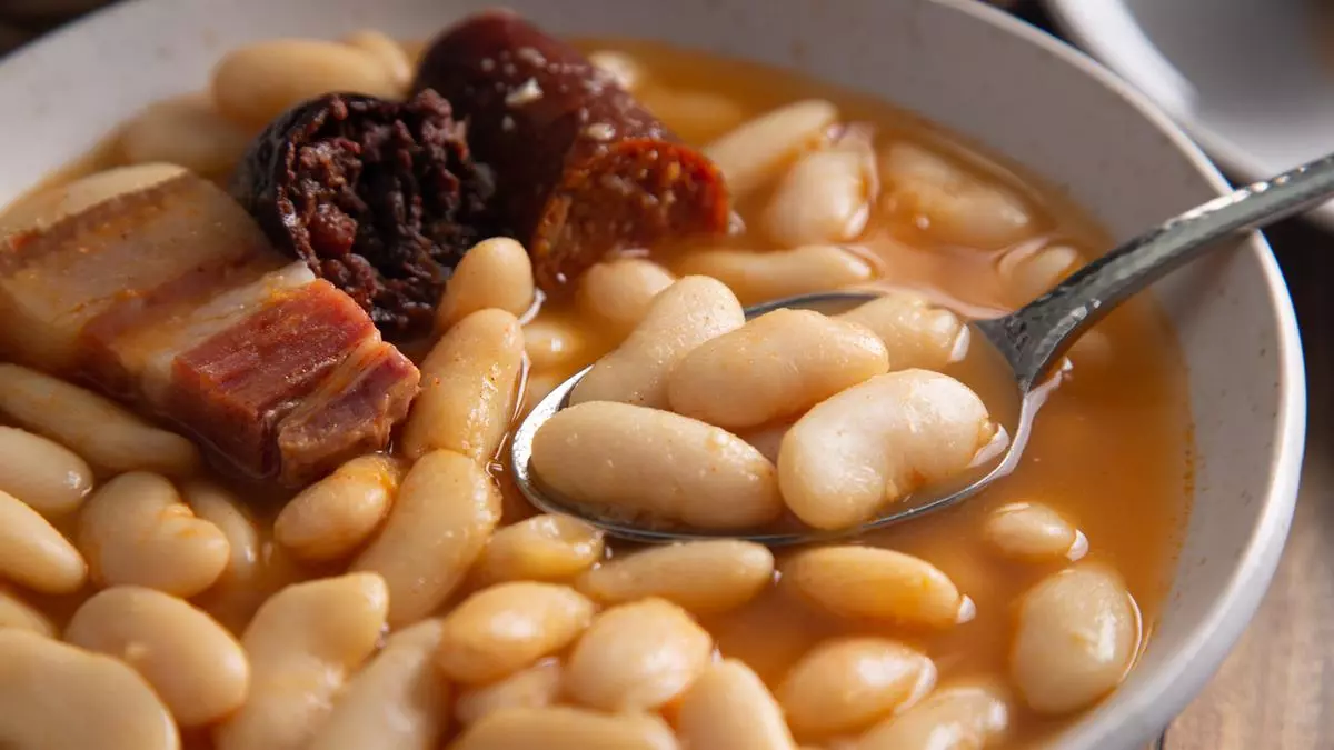 Este es el restaurante asturiano que cocina "La Mejor Fabada del Mundo" 2025 (y hace doblete al tener "el mejor compango")