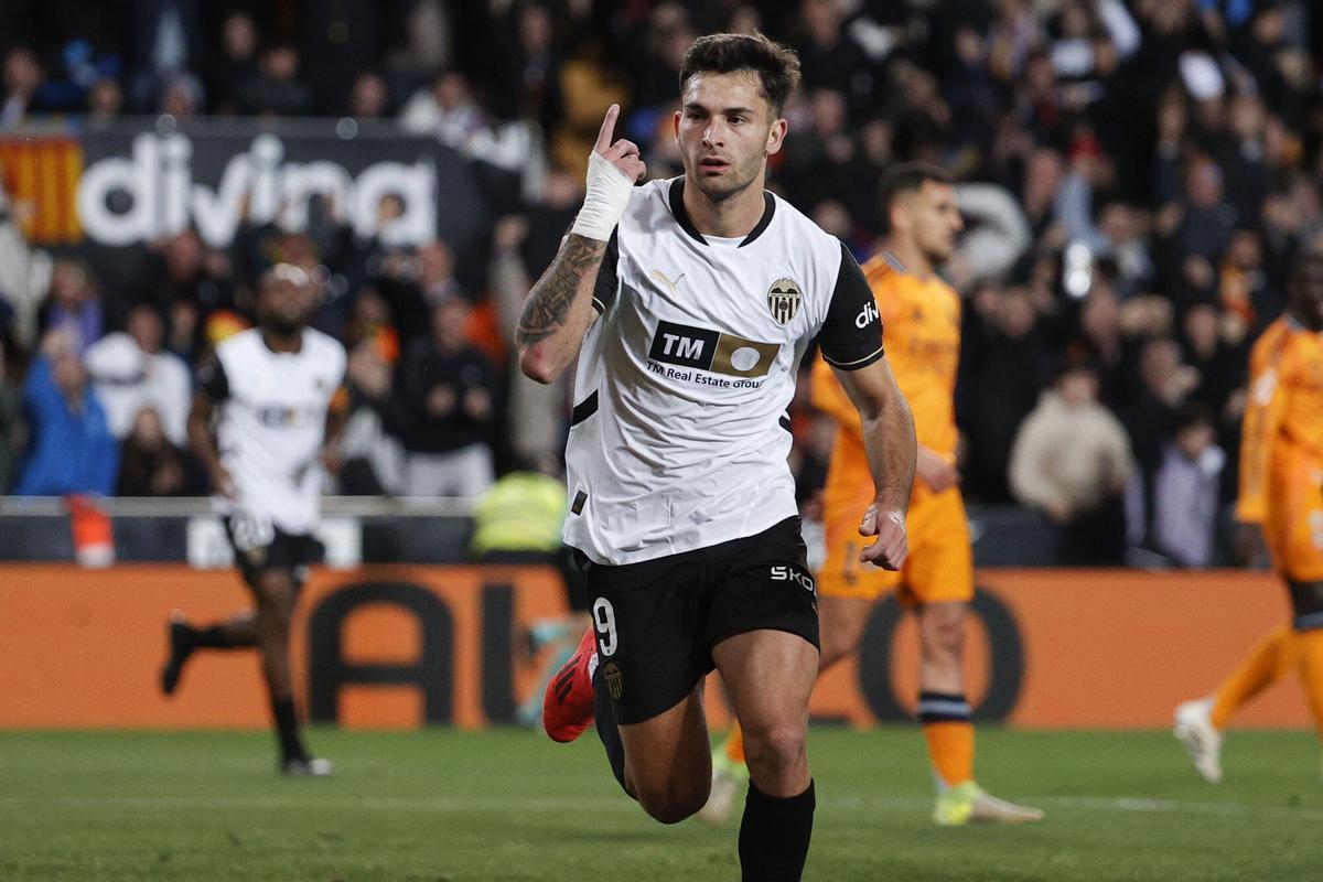 Hugo Duro celebra un gol al Real Madid la pasada campaña en Mestalla