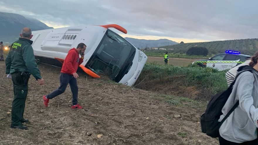 Vuelca un autobús escolar lleno de niños en Villanueva del Trabuco