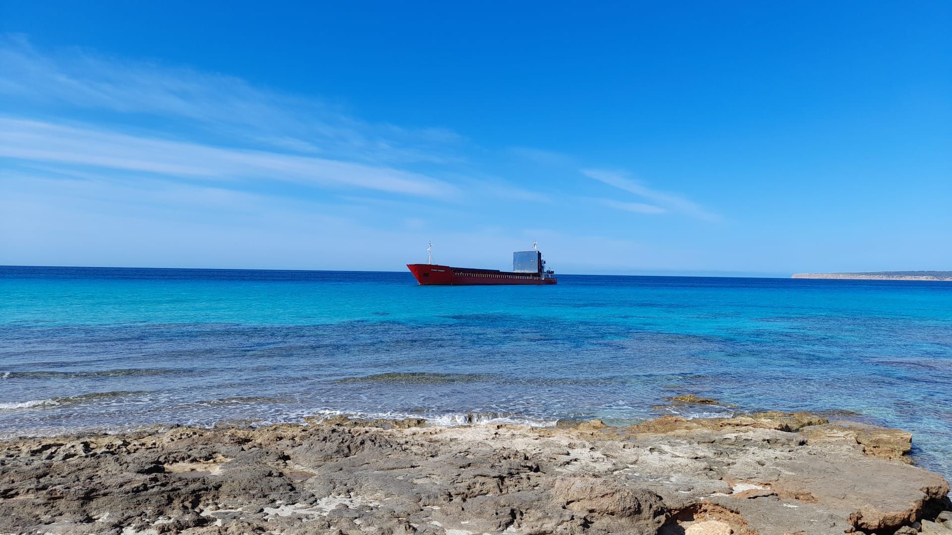 Un buque mercante encalla en una playa de Formentera