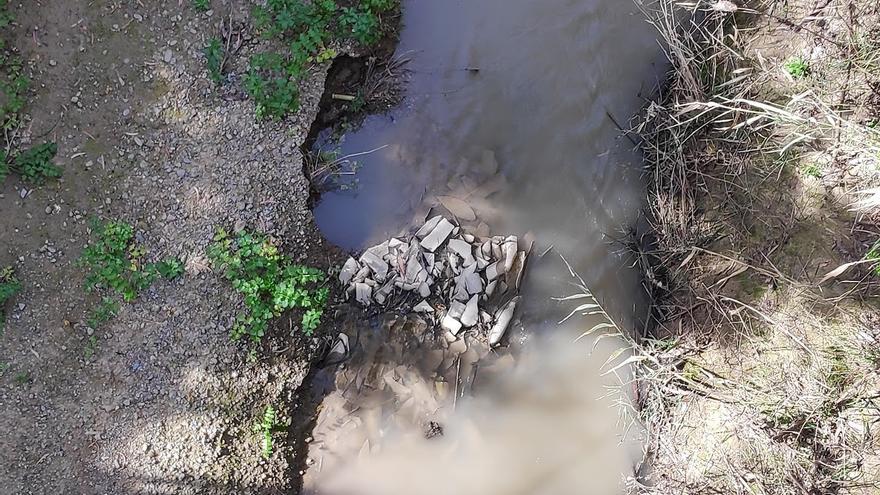 Denuncian un vertido de escombros con &quot;gran cantidad de uralita&quot; en el río Guadaíra