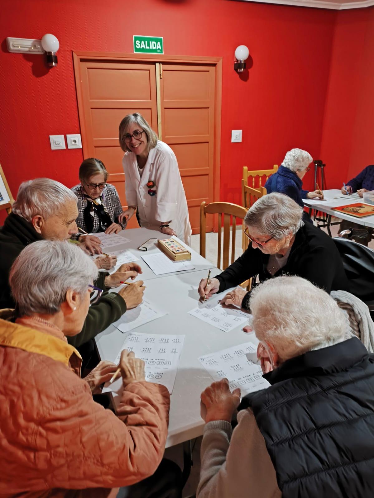 LauraVelez con un grupo de residentes.