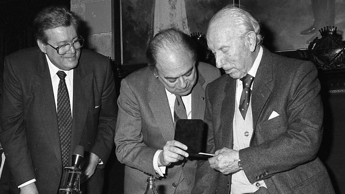 Lliurament de la medalla de la Ciutat de Manresa a l'escenògraf Josep Mestres Cabanes, amb el president de la Generalitat Jordi Pujol i l' alcalde de Manresa Juli Sanclimens el 19 de febrer del 1989