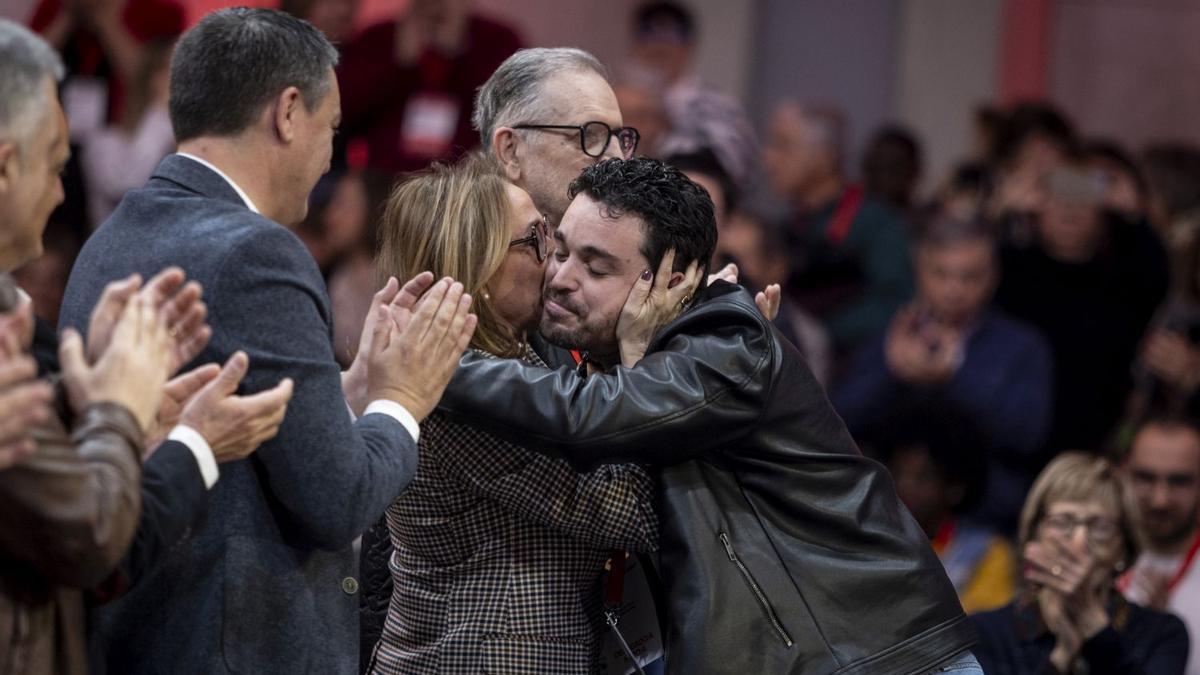 Mayte Pérez y Darío Villagrasa, del núcleo duro de Lambán, se besan en el congreso que encumbró a Alegría.