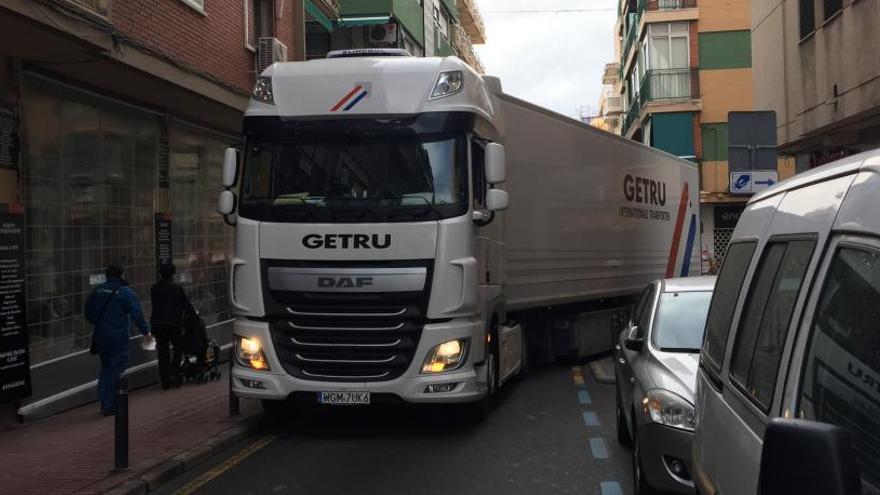 Caos de tráfico al quedar un tráiler &quot;atrapado&quot; en pleno centro de Benidorm